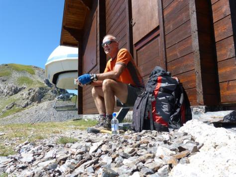 pause casse croute à l' abri du vent en descendant du rocher blanc