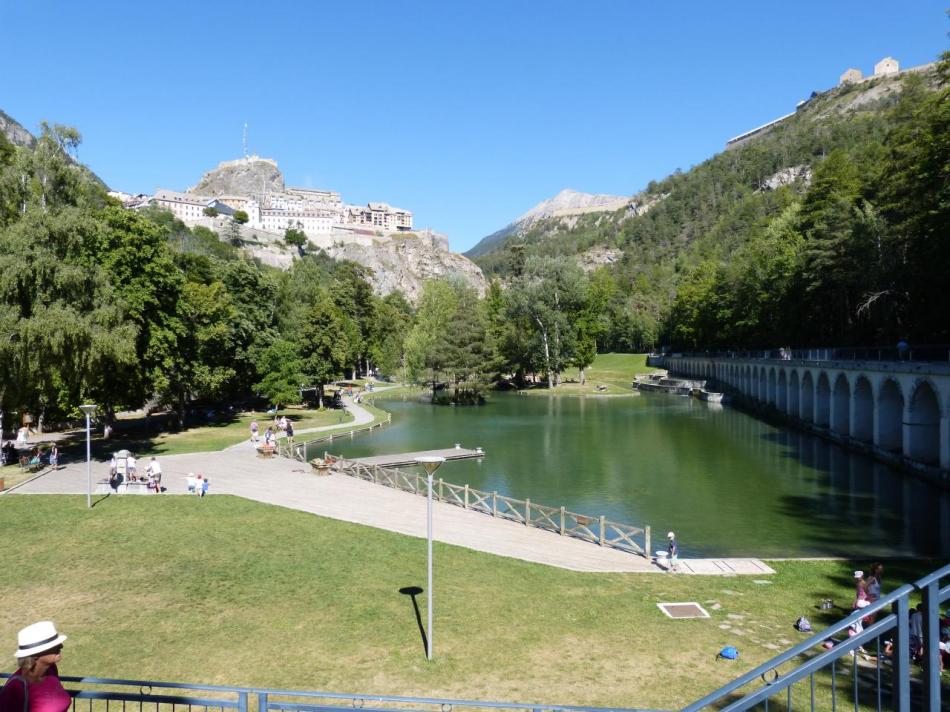 belle vue sur l' étang et l' aqueduc qui sert de sentier de promenade