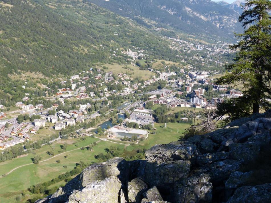 depuis le haut de la via du rocher du Bez, vue sur Villeneuve la salle