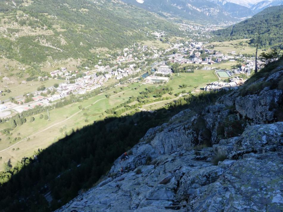 le début de la descente du rocher de Bez vue du haut