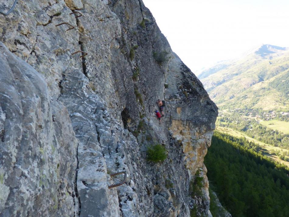 la montée en diagonale vue depuis la descente ferrèe de la via du rocher duBez