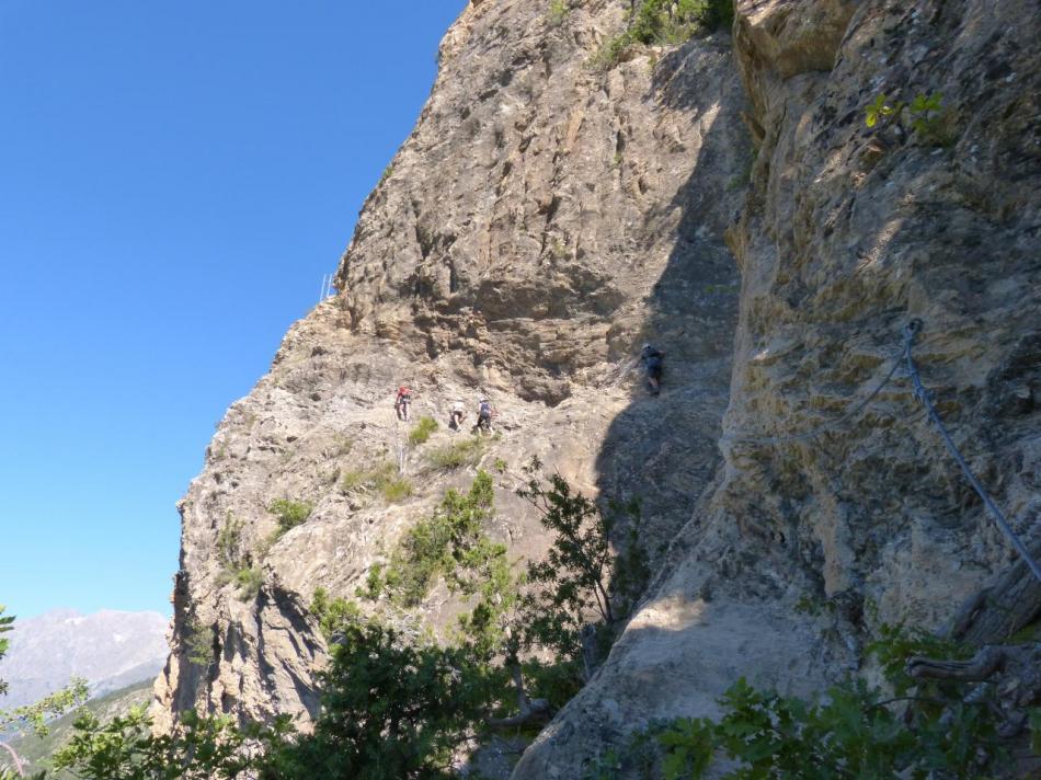 arrivée dans la faille, à gauche la voie du Colombier