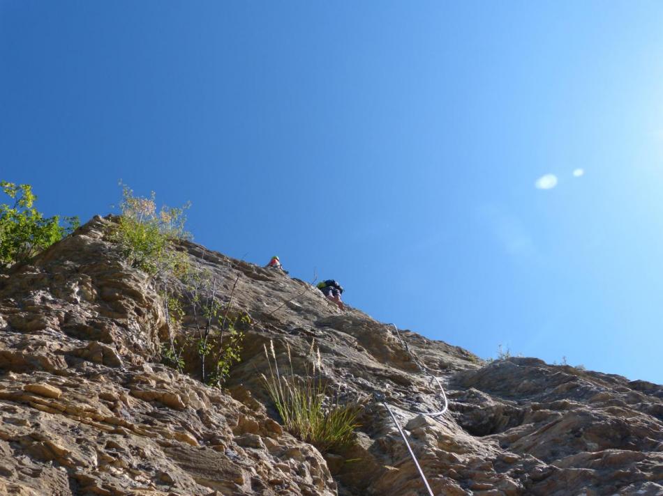 Arrivé en haut, arrive le passage clé de la via, un beau dièdre déversant à grimper