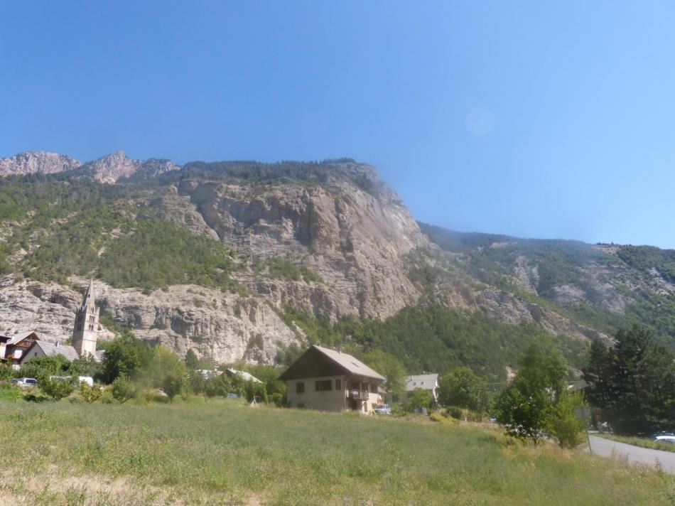 Les Vigneaux et le rocher de la via ferrata du même nom