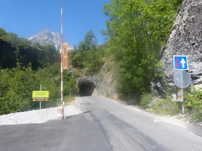 via de Pelvoux les Claux, elle démarre juste à gauche du Tunnel