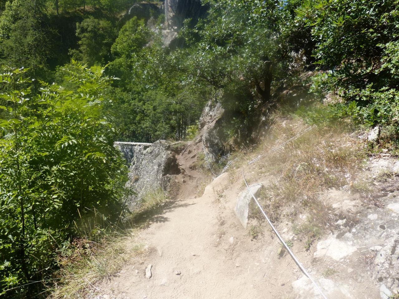 départ de la via des gorges d'Ailefroide, elle passe au dessus du tunnel