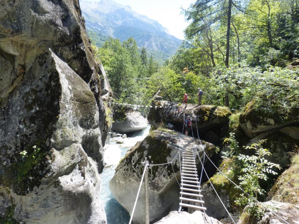 via de Pelvoux les Claux, vue arrière sur les passerelles