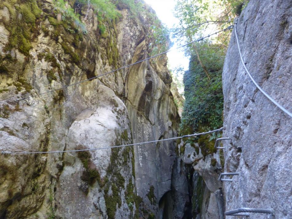 pont de singe pour  passer en rive droite dans la deuxième partie de la via des gorges d'Ailefroide