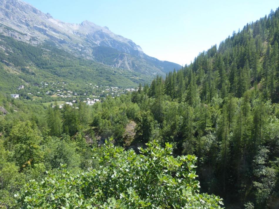 vue sur le village de Pelvoux les Claux depuis la sortie des gorges d' Ailefroide (via ferrata)
