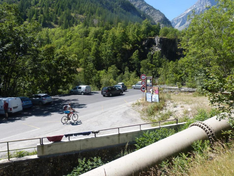 parking de la via ferrata des gorges d''Aile froide à Pelvoux les Claux