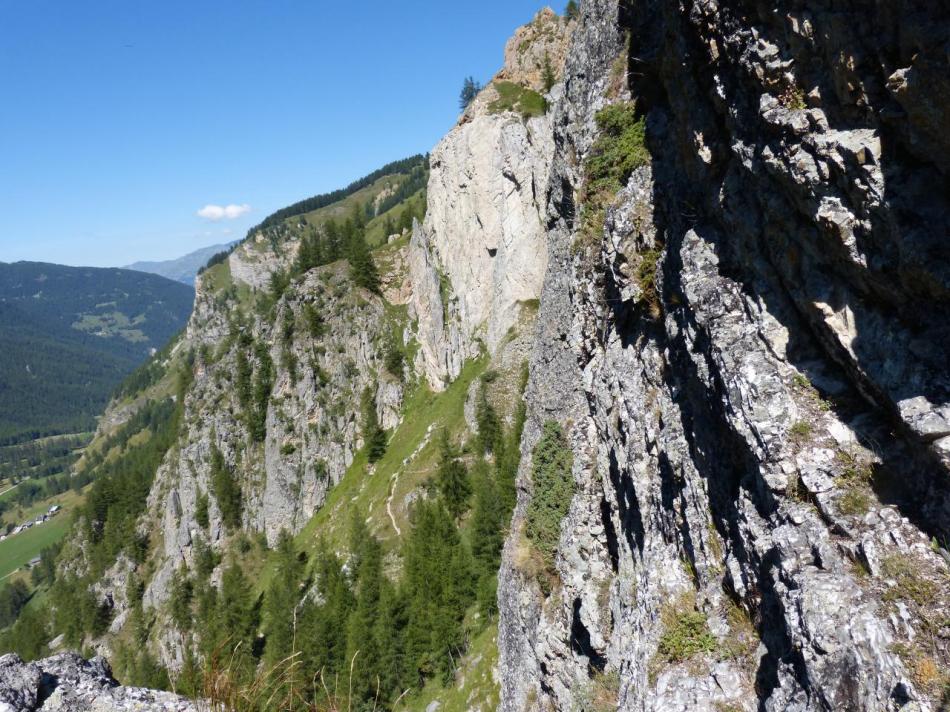 on aperçoit le sentier de descente (via des bettières)