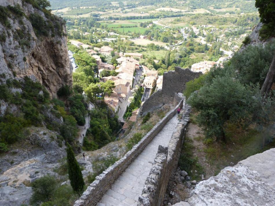 vue magnifique de la descente sur Moustiers