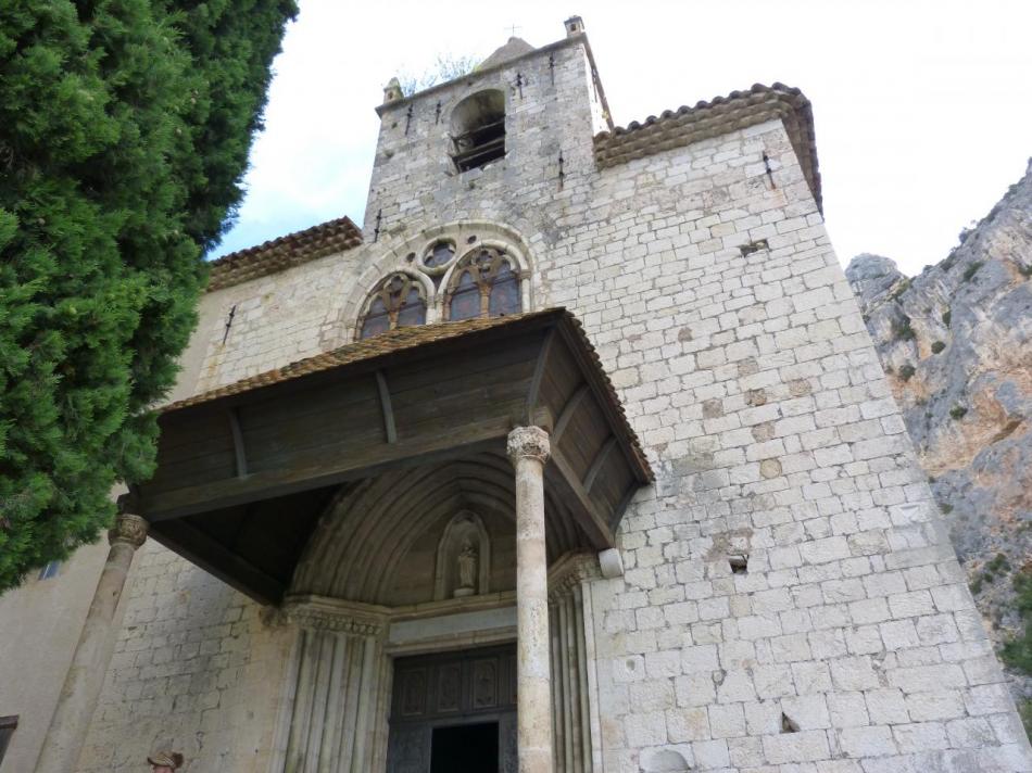 au pied de la chapelle Notre dame de Beauvoir