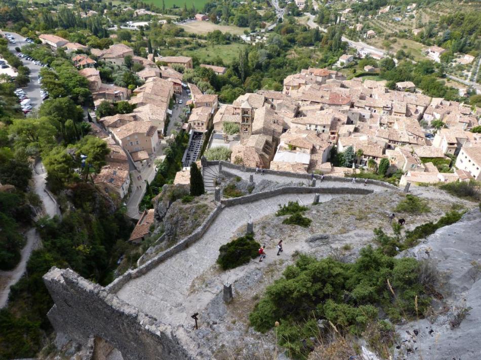 Moustiers village vu depuis la montée à la Chapelle Notre dame de Beauvoir