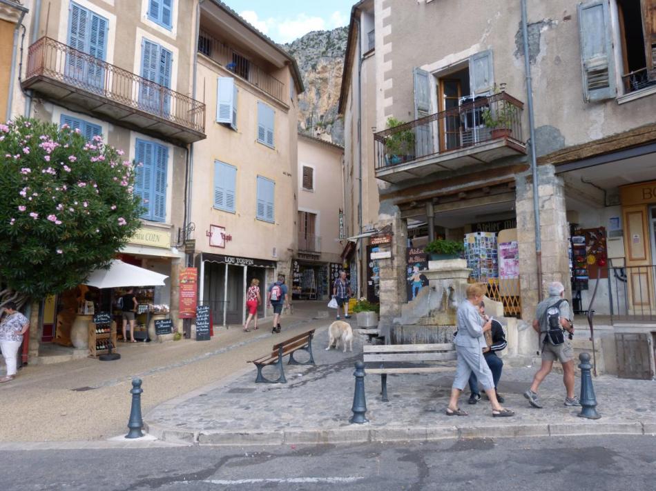 Moustiers centre, photo prise en été !