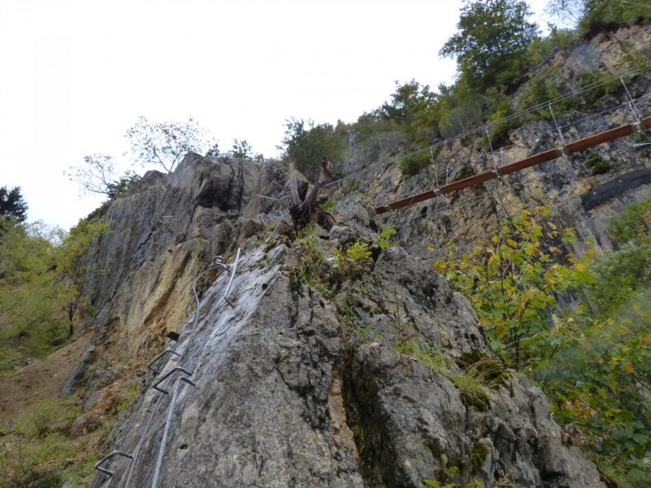 le départ de la via ferrata initiale qui monte sur l' arête rocheuse qui mène en haut le la carrière (Morez)