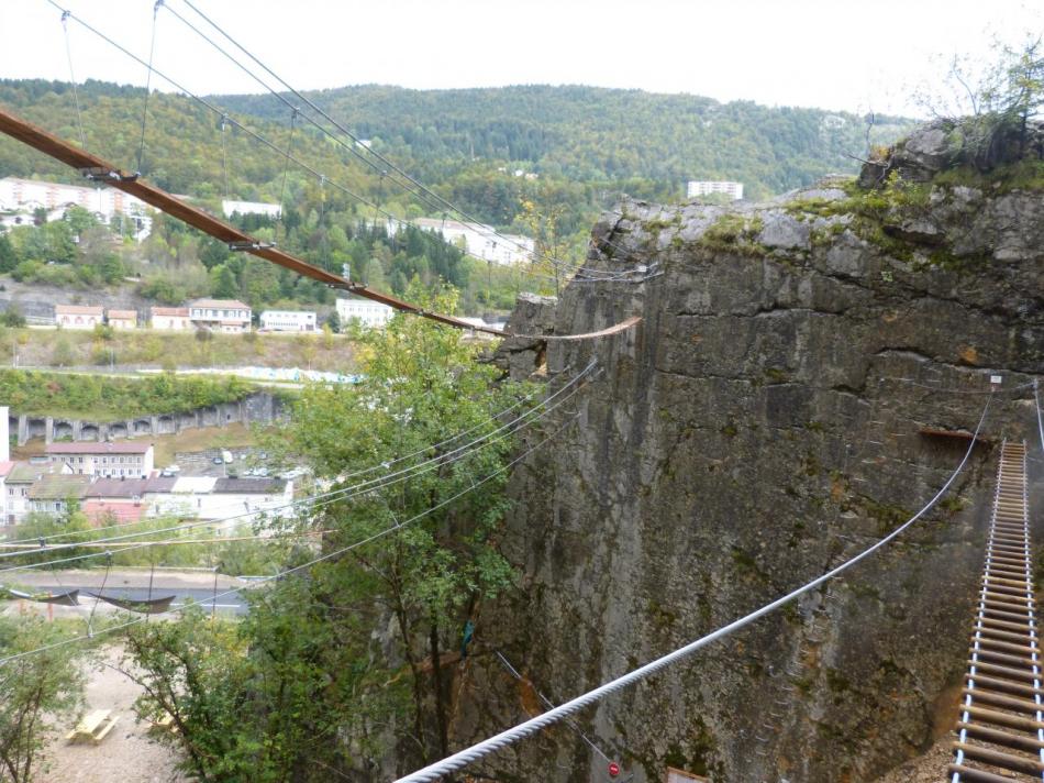 les passerelles et ponts tibétains vus du haut de la carrière