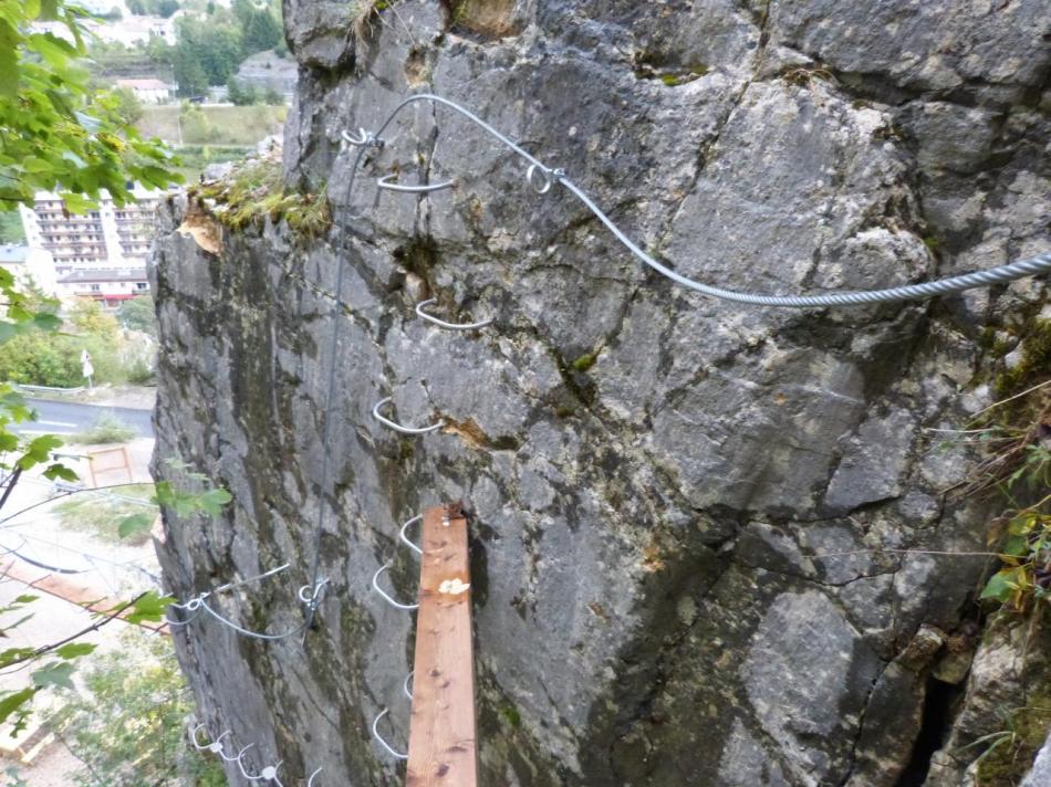 les poutres dans le parcours ludique vers la grande passerelle