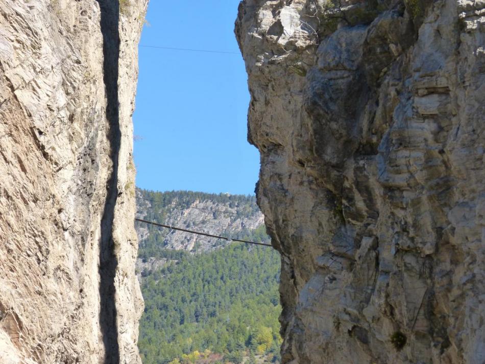 la grande passerelle du retour de la noire depuis la descente vers le départ de la rouge et la noire (gorges de la durance)