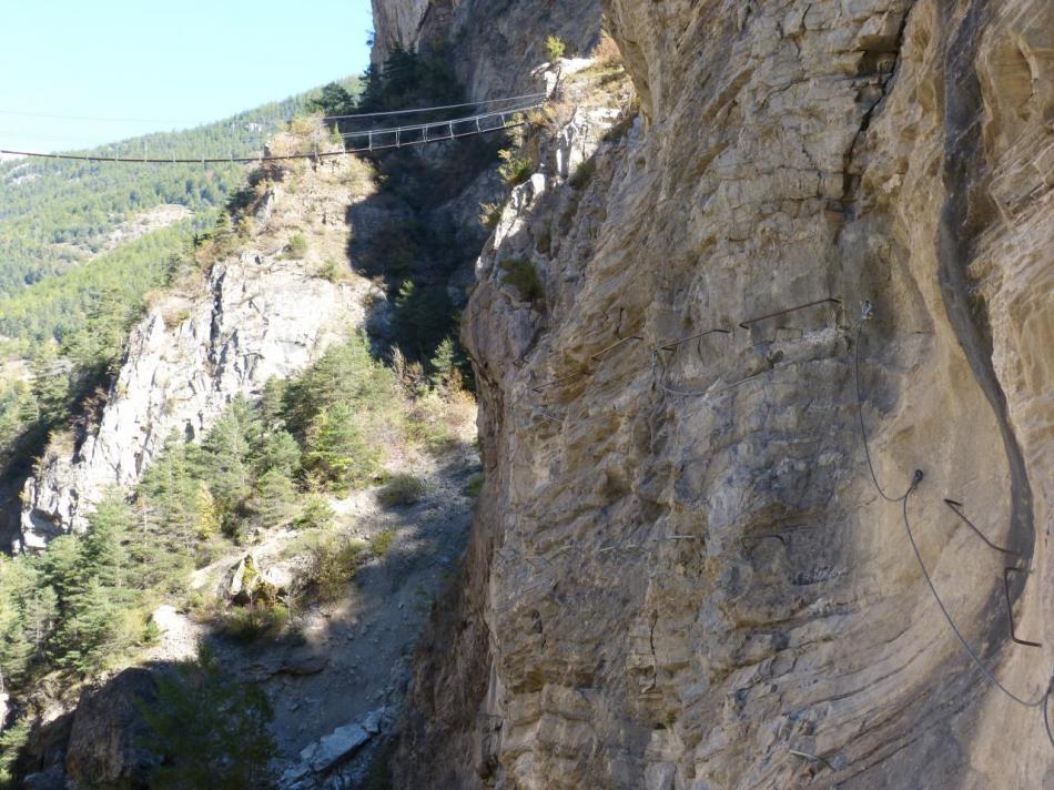 traversée aérienne dans la rouge (gorges de la Durance)