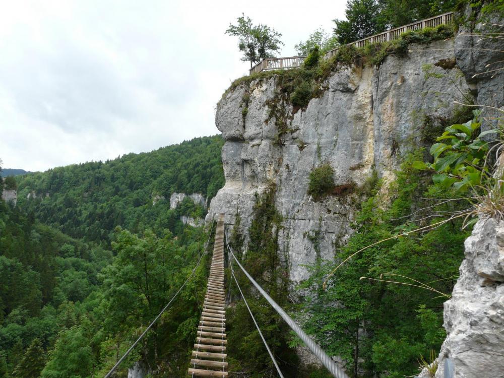 la belle passerelle de la via ferrta des Echelles de la Mort