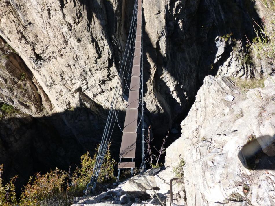 via noire dans les gorges de la Durance, le retour par la grande passerelle