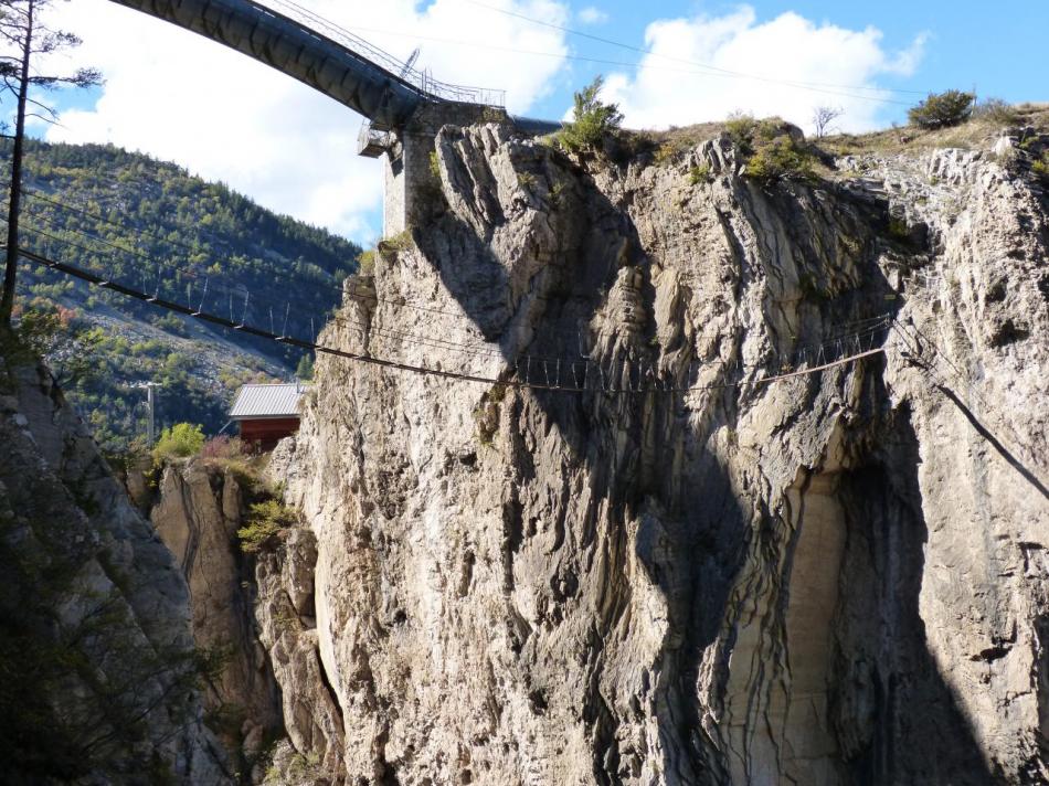 via noire dans les gorges de la Durance, le retour par la grande passerelle