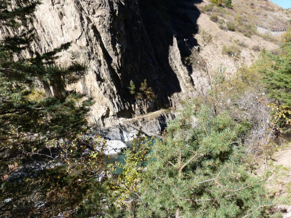 la passerelle sur la durance qui mène à la 2ème partie de la noire