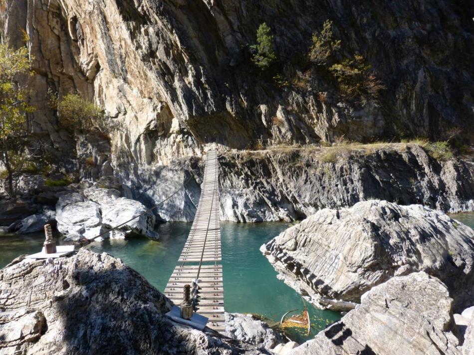 pa passerelle au ras de la Durance (attention aux hautes eaux !) 