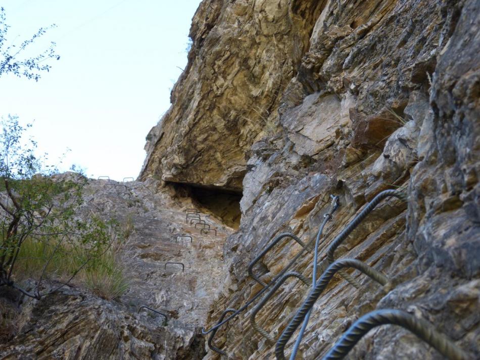 via noire dans les gorges de la Durance