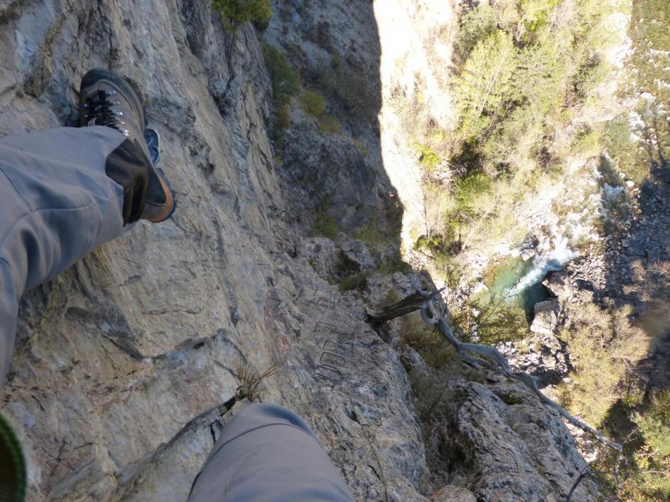 via noire dans les gorges de la Durance