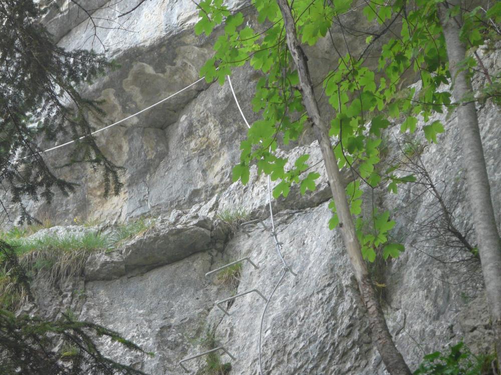 Une partie de la très courte via ferrata de la grotte du Maquis