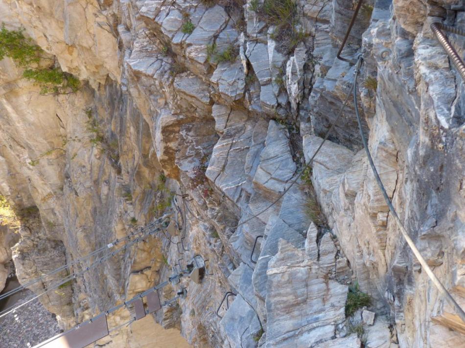 via noire dans les gorges de la Durance, descente expposée à la grande passerelle