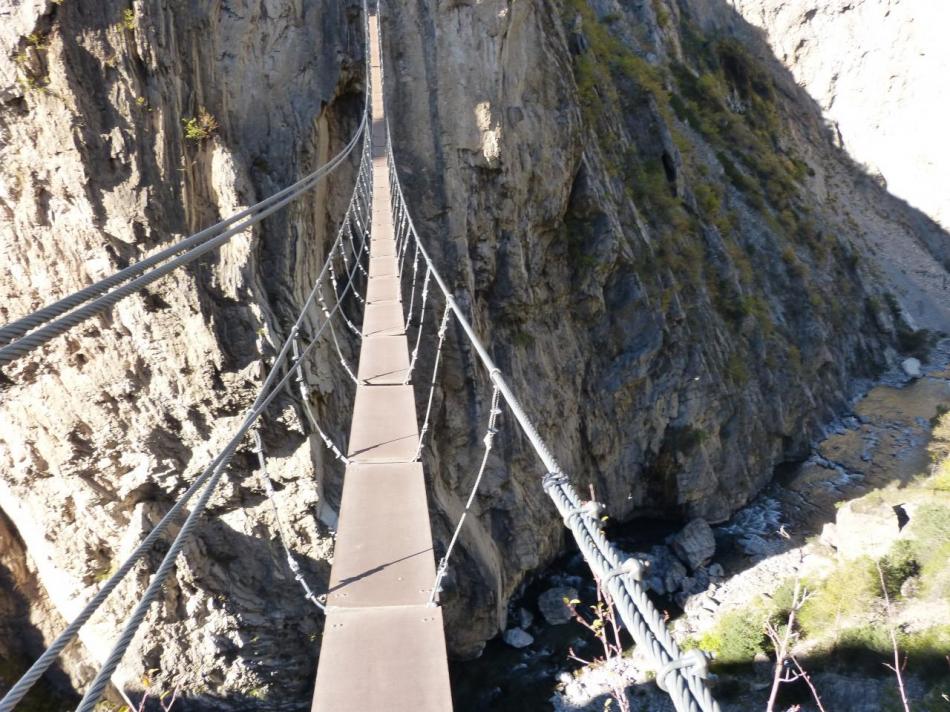 via noire dans les gorges de la Durance, le retour par la grande passerelle