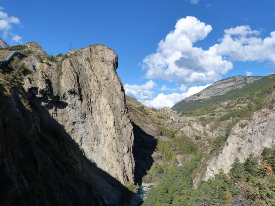 via noire dans les gorges de la Durance,vue sur le dernier pilier