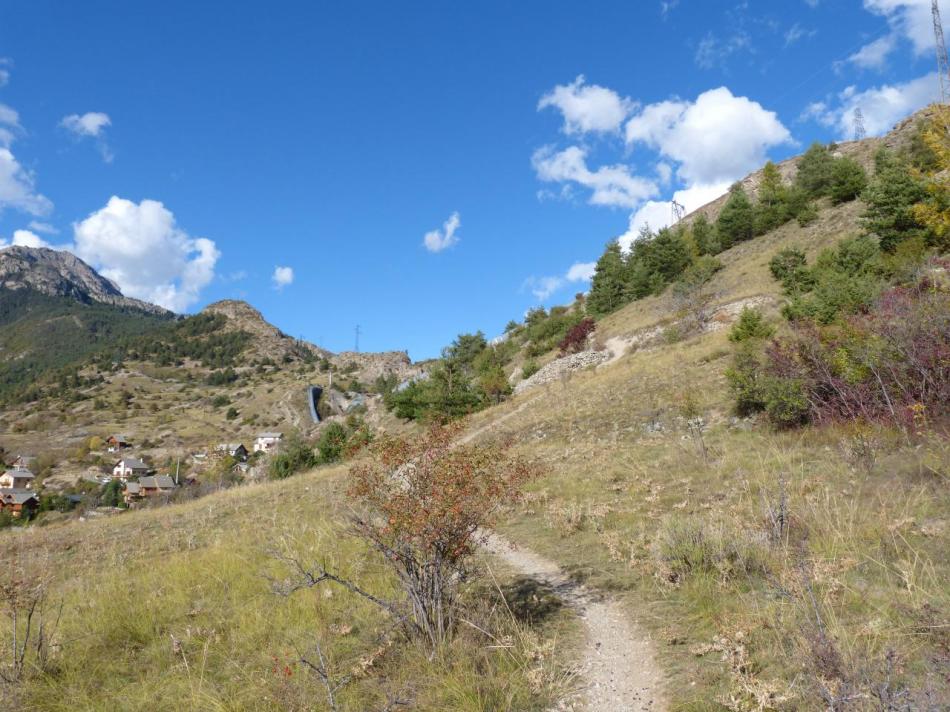 via noire dans les gorges de la Durance,sentier de retour vers l' accueil