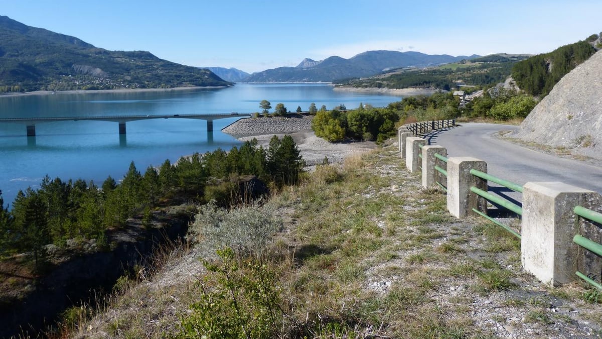 Montée vers Puy Sanières au dessus de Savines et de son pont