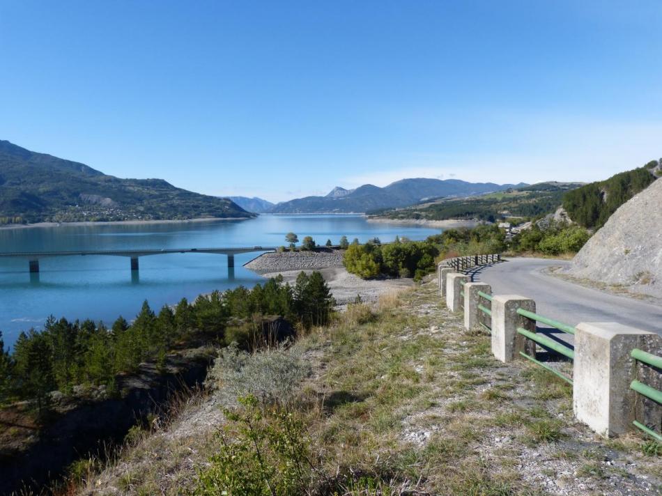 Montée vers Puy Sanières au dessus de Savines et de son pont