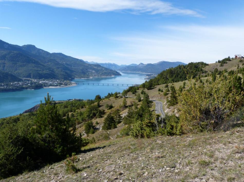 Savines et le lac de Serre Ponçon, la route s' est déjà bien élevée !