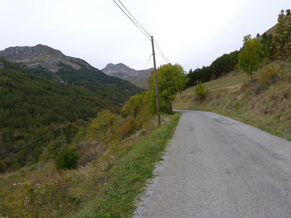 La route se poursuit après Reallon vers les Gourniers