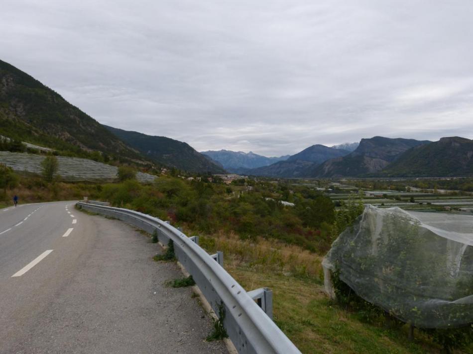 la D900B qui ramène au lac de Serre ponçon (Remollon en vue et plantations fruitières)