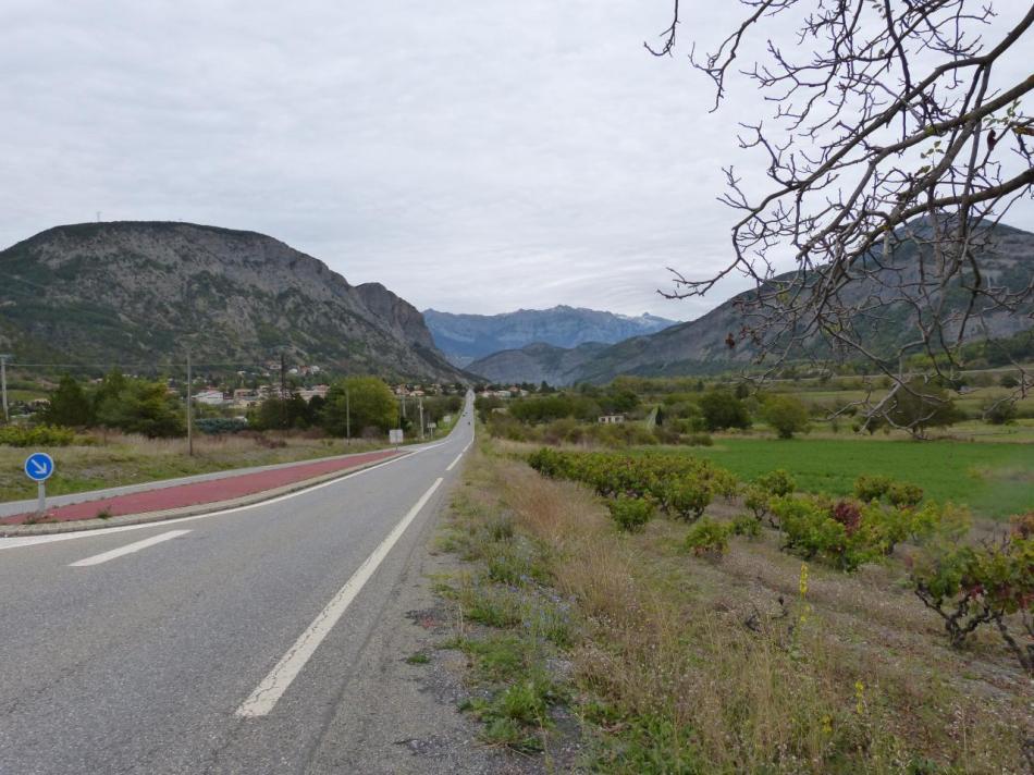 Espinasse en vue et au fond le barrage de Serre ponçon