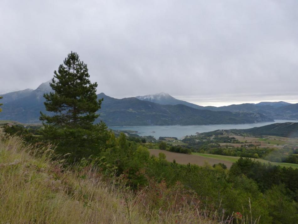 vue sur le lac dans la remontée sur St Apollinaire