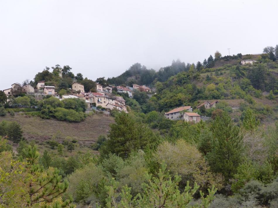 le village de Théus au bas de la montée du mont Colombis