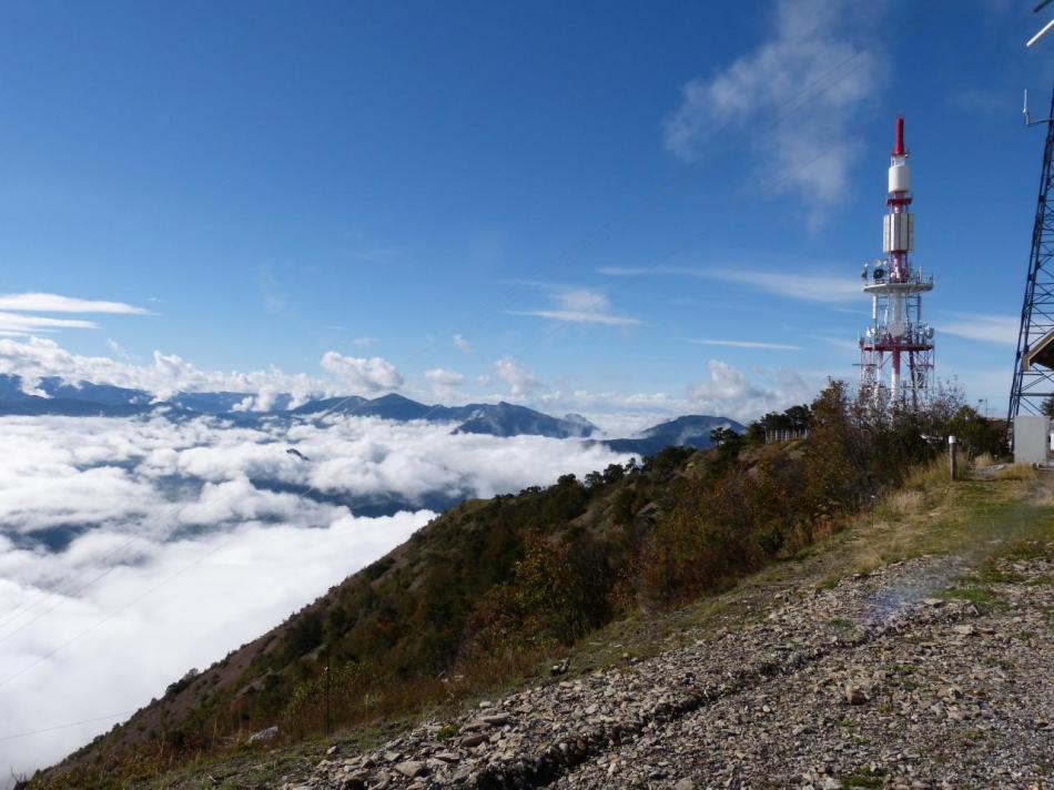 sommet du mont Colombis au dessus des nuages