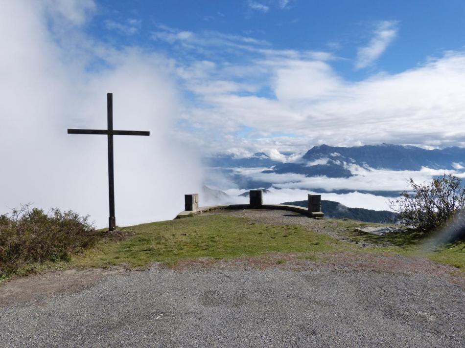 la croix  Choureille, au fond le lac de Serre Ponçon