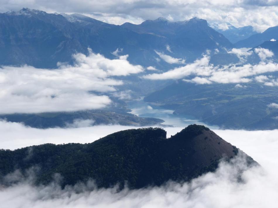 le lac de Serre Ponçon depuis le sommet du mont Colombis