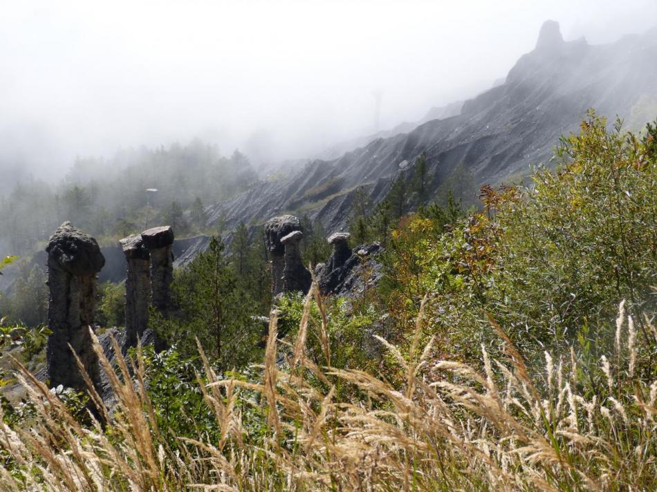 les demoiselles coiffées dans la montée du Mont Colombis