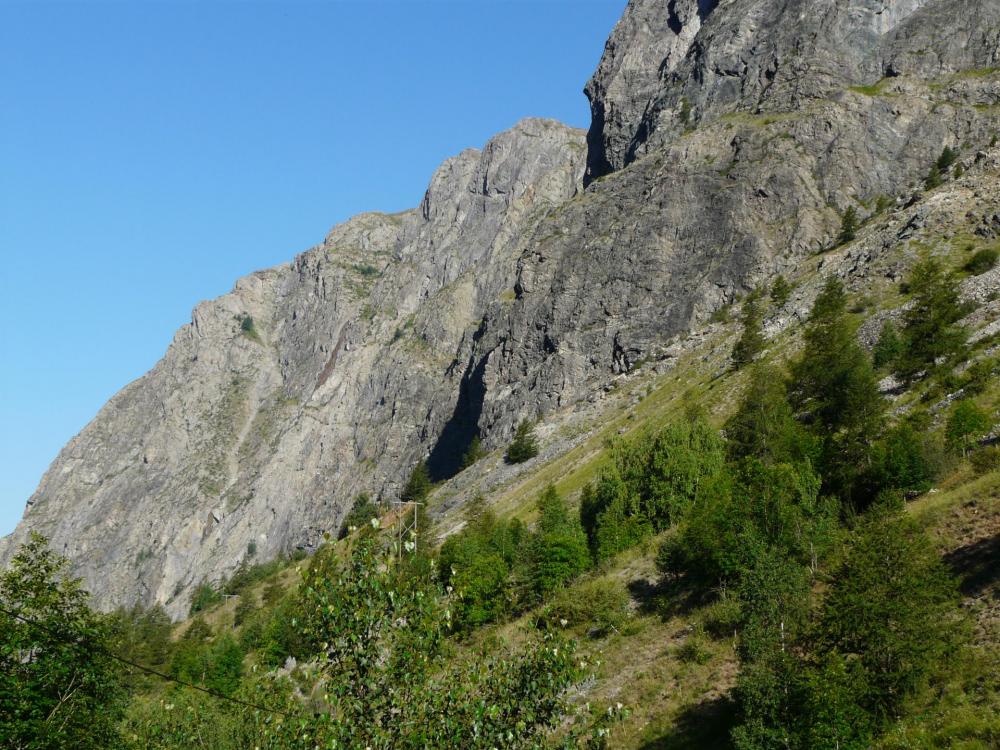 le massif rocheux de la via ferrata du Grand Clôt