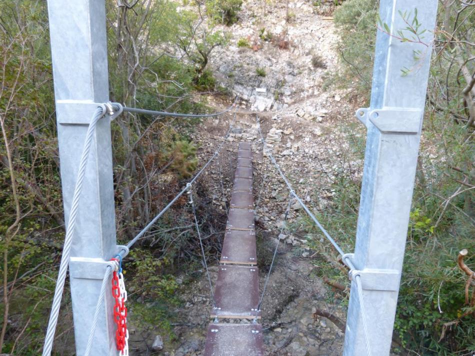 la pitchoune, passerelle d' entrée